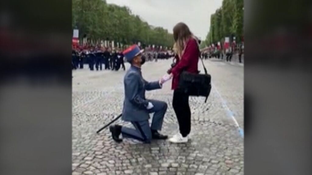 Un soldado francés propone matrimonio a su novia en el desfile del 14 de julio