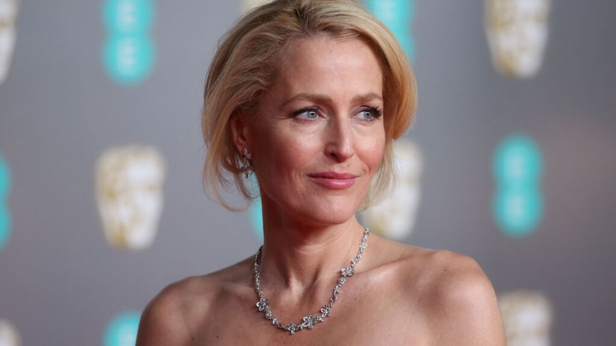 Gillian Anderson confiesa que no usa sujetador: "No me importa si el pecho me llega hasta el ombligo" Gillian Anderson confiesa que no usa sujetador: "No me importa si el pecho me llega hasta el ombligo"