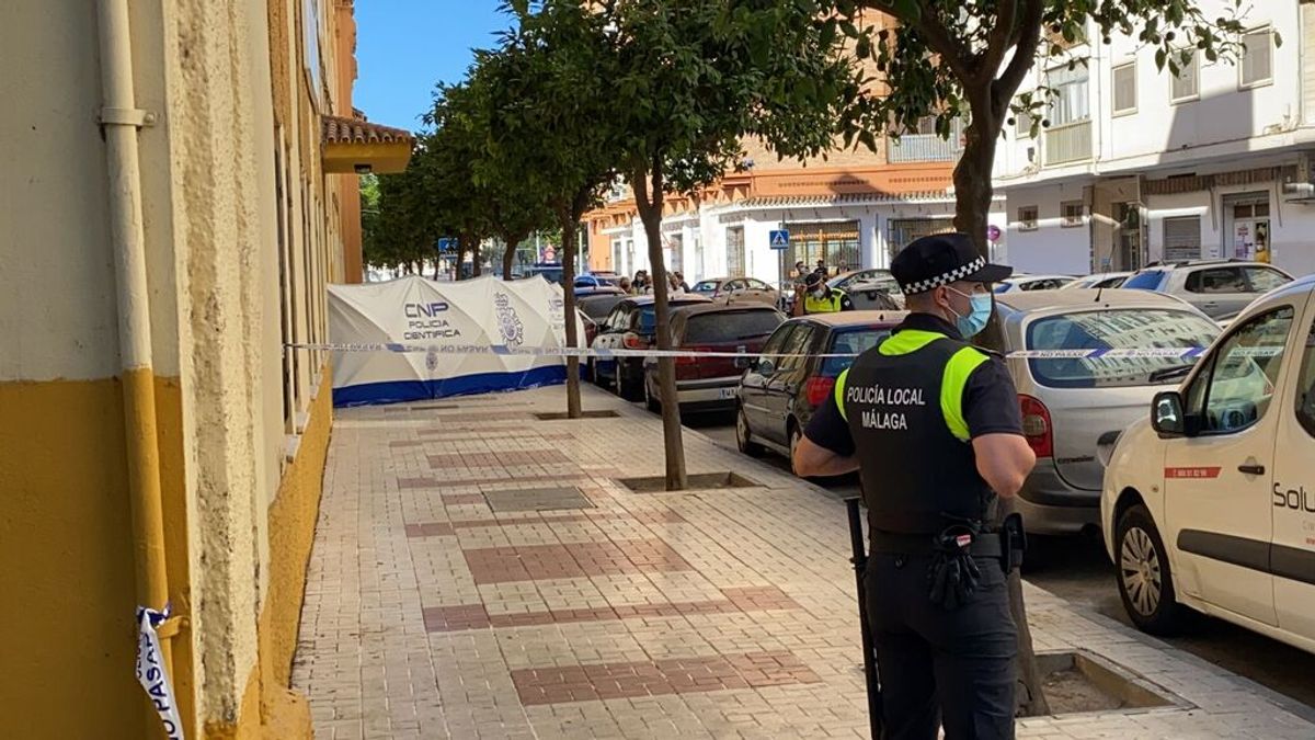 Un hombre mata a su pareja con una escopeta y se suicida en la calle en Málaga Un hombre mata a su pareja con una escopeta y se suicida en la calle en Málaga