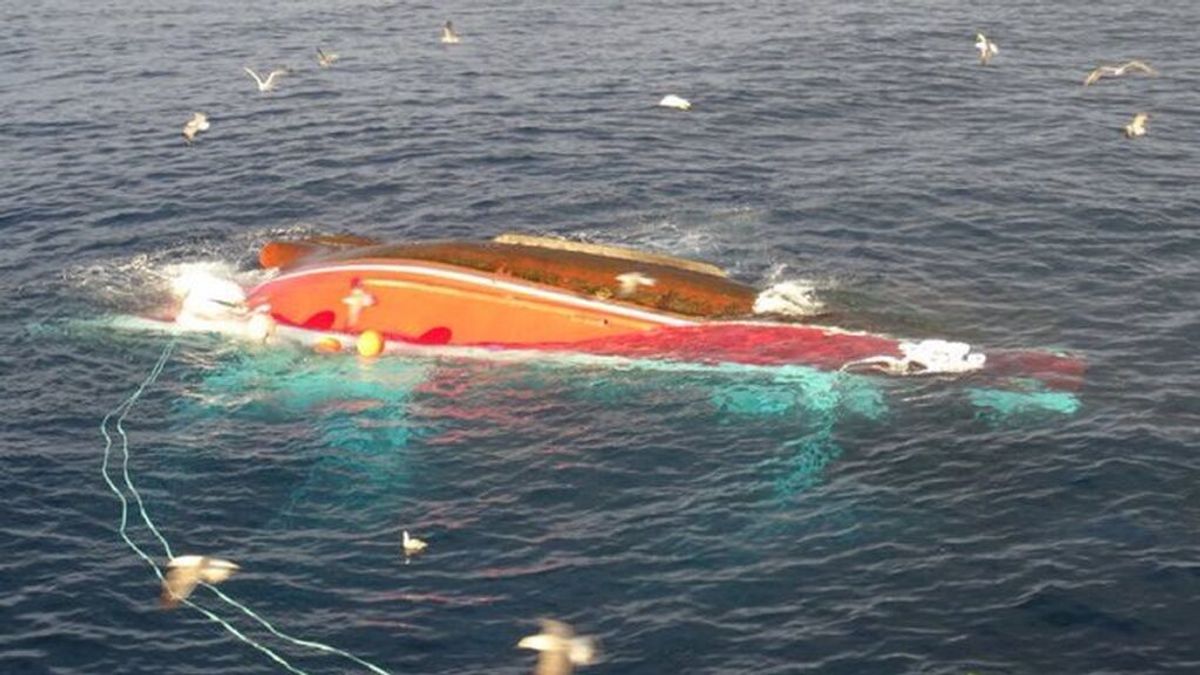 Se hunde el pesquero ‘Maremi’ tras volcar en Cabo Mayor: buscan a un desaparecido y hay 9 rescatados