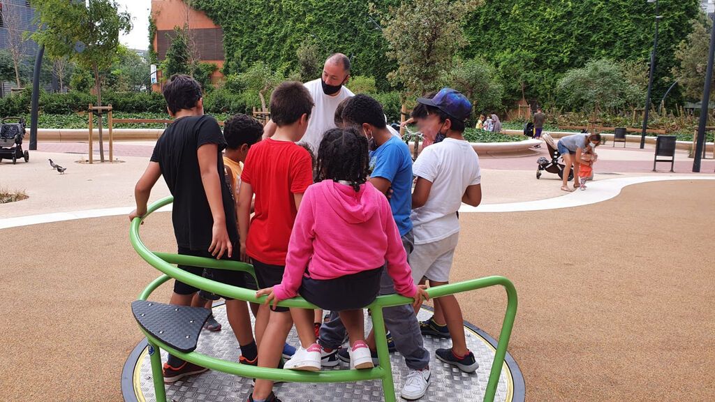 Instalan un monumento de 70.000 euros en un parque infantil sin sombra