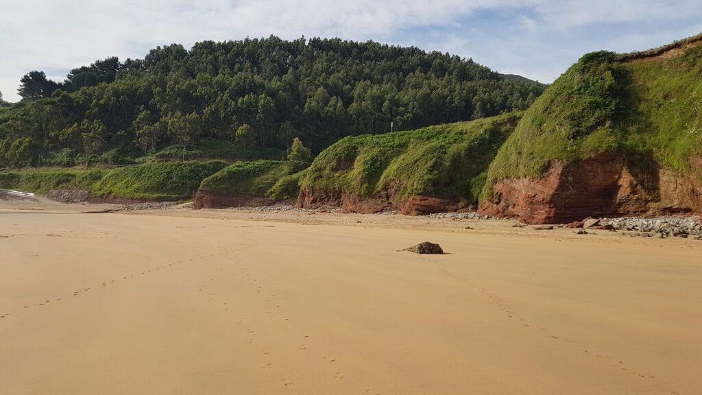 Playa Arenal de Morís, un lugar con encanto entre verdes praderas.