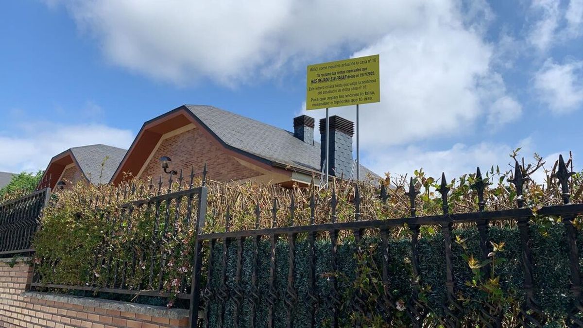 El cartel situado en el jardín de la casa contigua a la del presunto inquilino deudor El cartel situado en el jardín de la casa contigua a la del presunto inquilino deudor