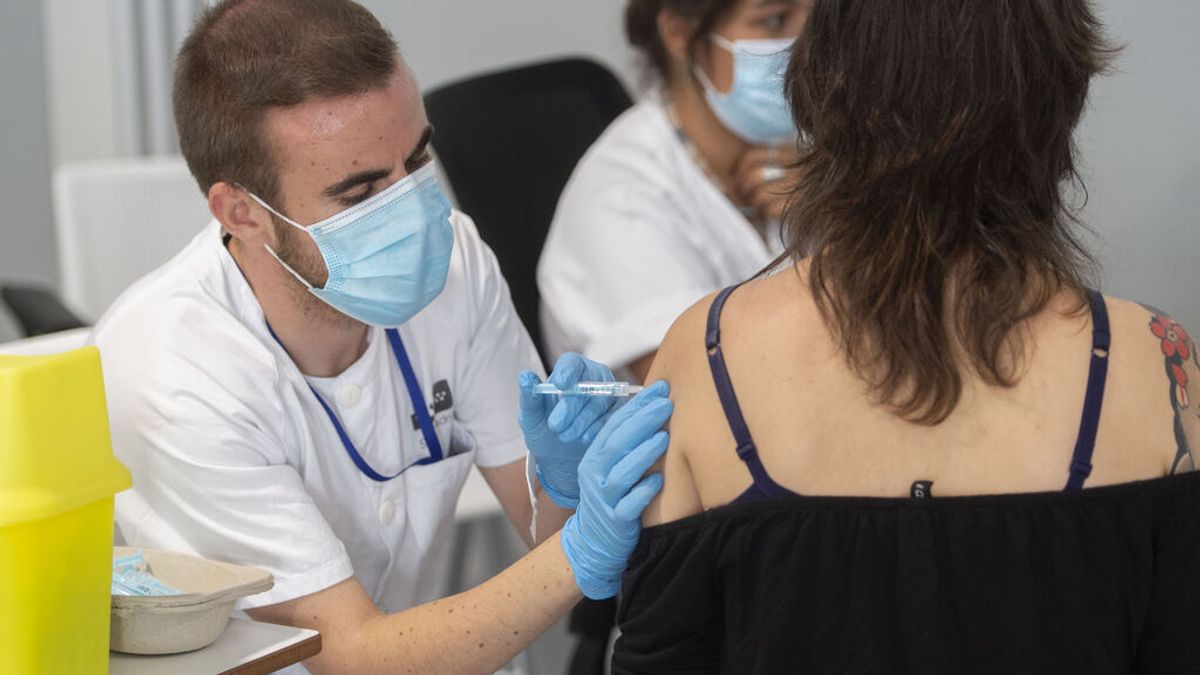 Andalucía y Galicia señalan el "excedente" de vacunas que almacena Madrid para pedir más dosis a Sanidad Andalucía y Galicia señalan el "excedente" de vacunas que almacena Madrid para pedir más dosis a Sanidad