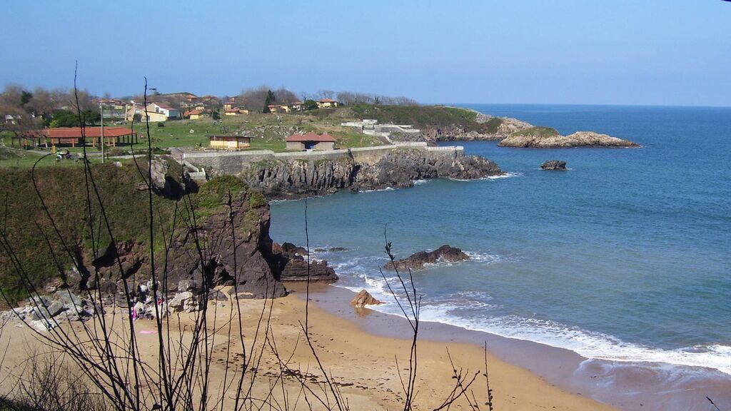 Playa de Carranques, una zona de descanso cerca de Perlora.