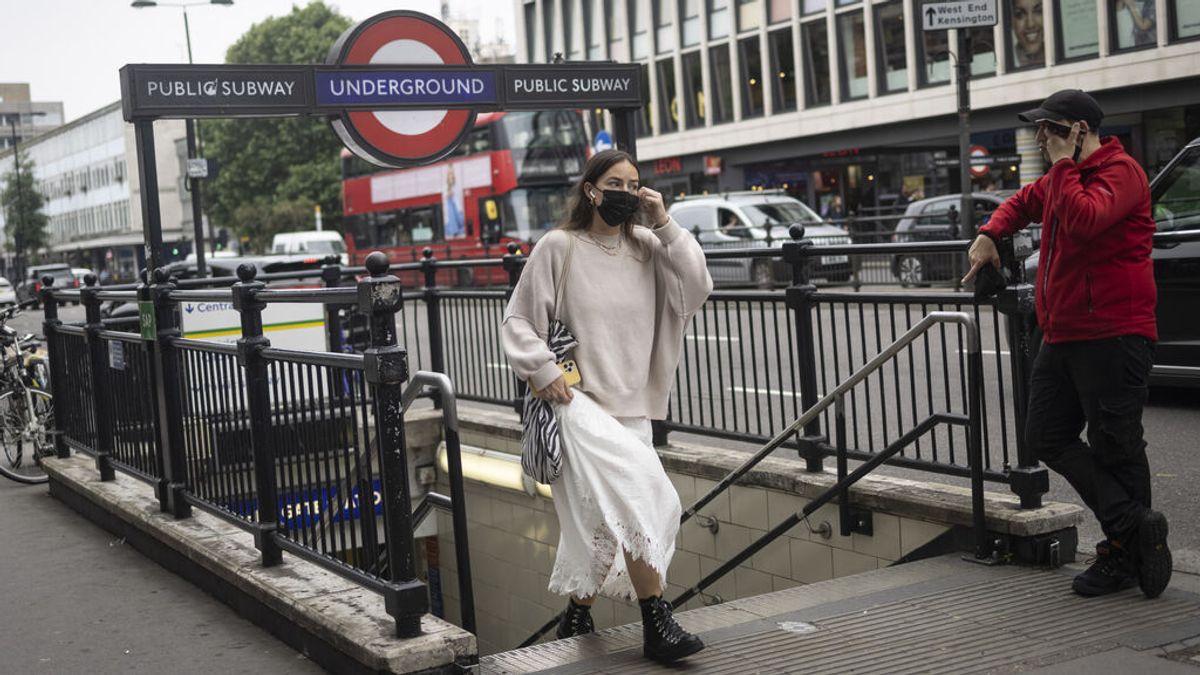 1,6 millones de personas han sido tenido que aislarse por covid en Inglaterra en una semana 1,6 millones de personas han sido tenido que aislarse por covid en Inglaterra en una semana