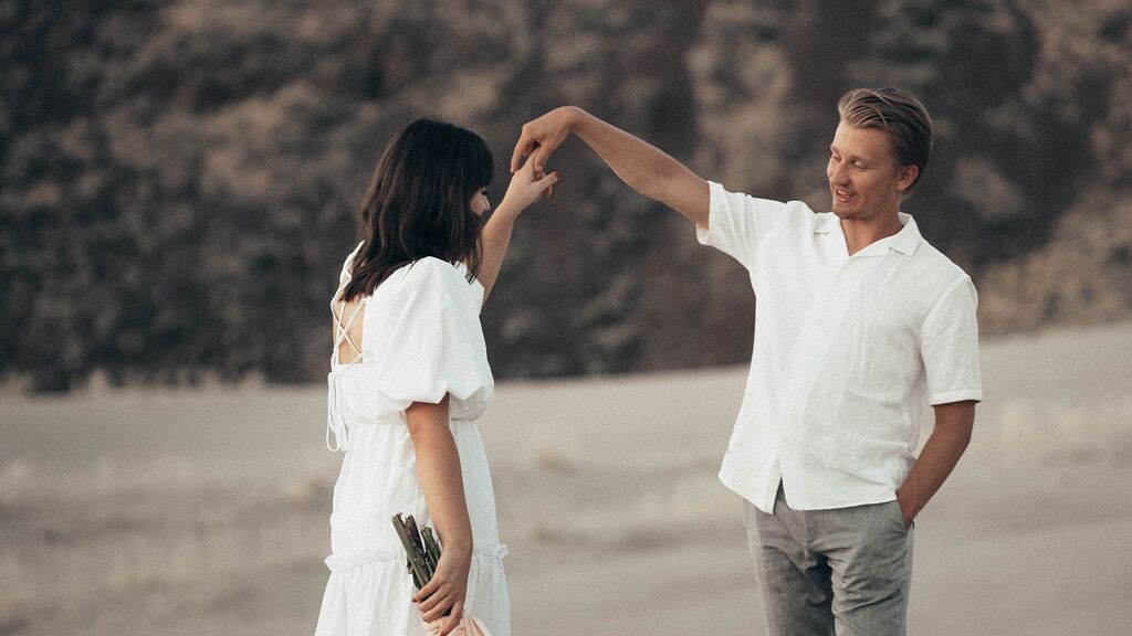 Con deportivas, pantalón corto o camisa mao: Ideas de looks informales de hombre para una boda de verano