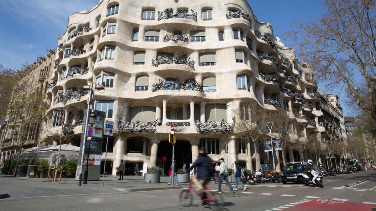 Cataluña registra 8.000 casos diarios y llega a la mitad de su población inmunizada Cataluña registra 8.000 casos diarios y llega a la mitad de su población inmunizada