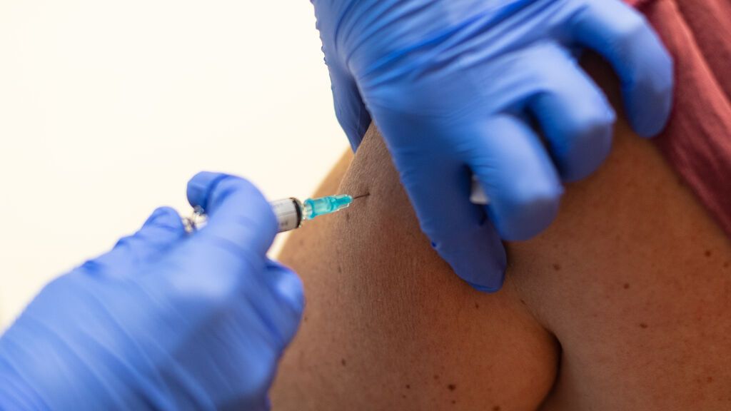 El avance de las nuevas variantes abre el debate sobre la eficacia de las vacunas