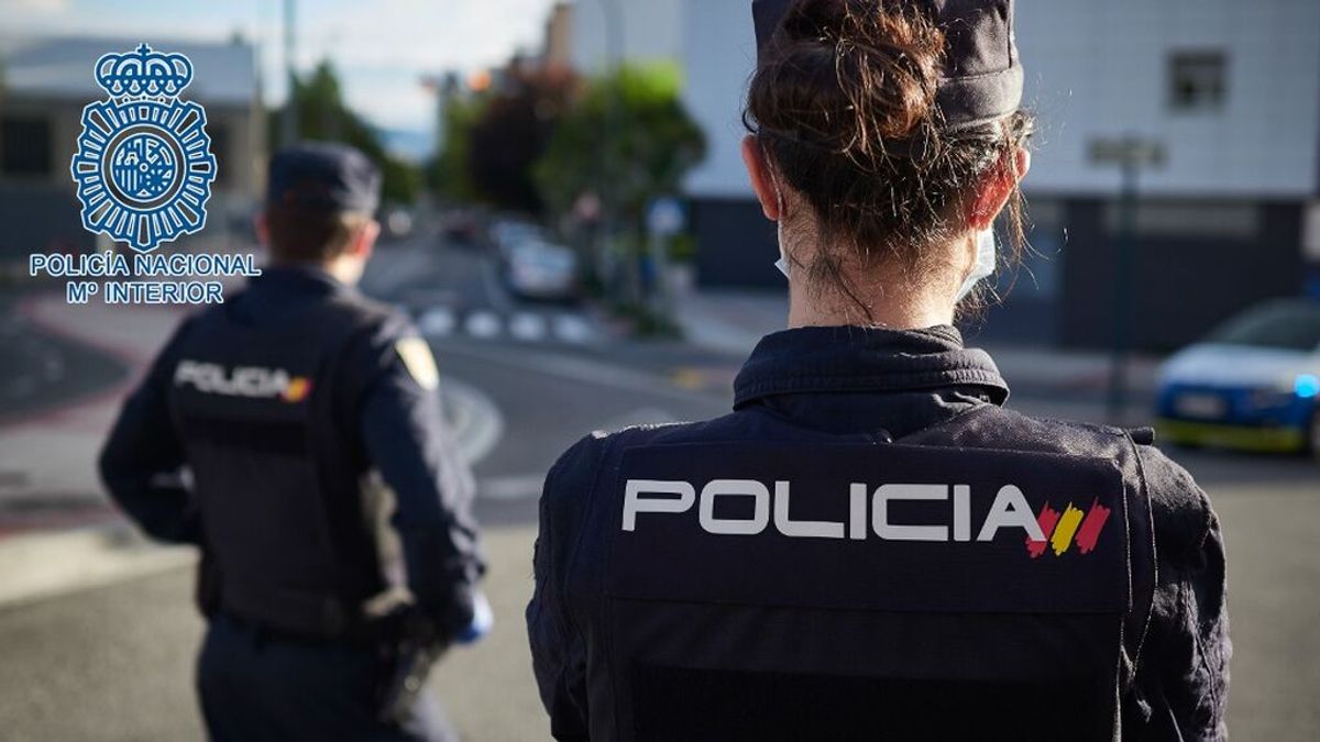 Un policía evita 'in extremis' que un joven se lance al vacío por la ventana del salón de su casa Un policía evita 'in extremis' que un joven se lance al vacío por la ventana del salón de su casa