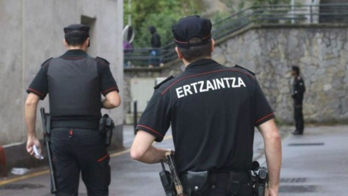 Buscan a un hombre por agredir en el cuello a su pareja con un arma blanca en Barakaldo, Vizcaya