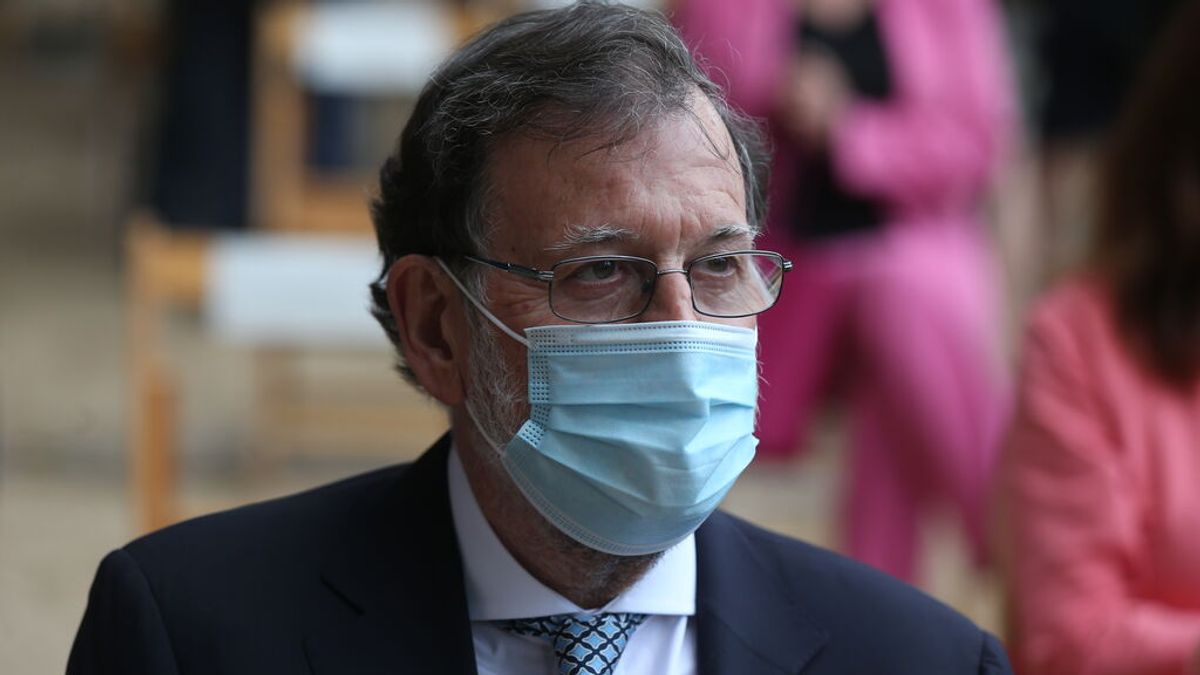 Rajoy reconoce que se identifica más con el PP de Feijóo que con el de Ayuso Rajoy reconoce que se identifica más con el PP de Feijóo que con el de Ayuso