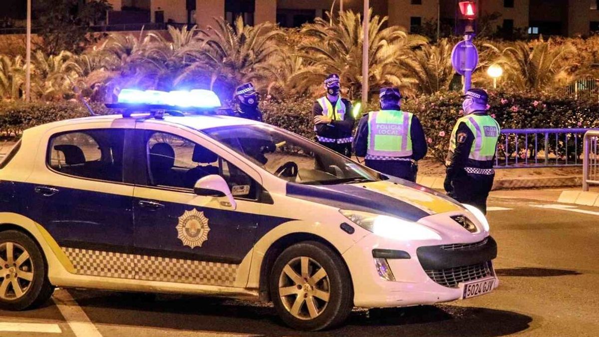 Desalojan un macrobotellón de 1.000 personas en la localidad alicantina de Torrevieja Desalojan un macrobotellón de 1.000 personas en la localidad alicantina de Torrevieja