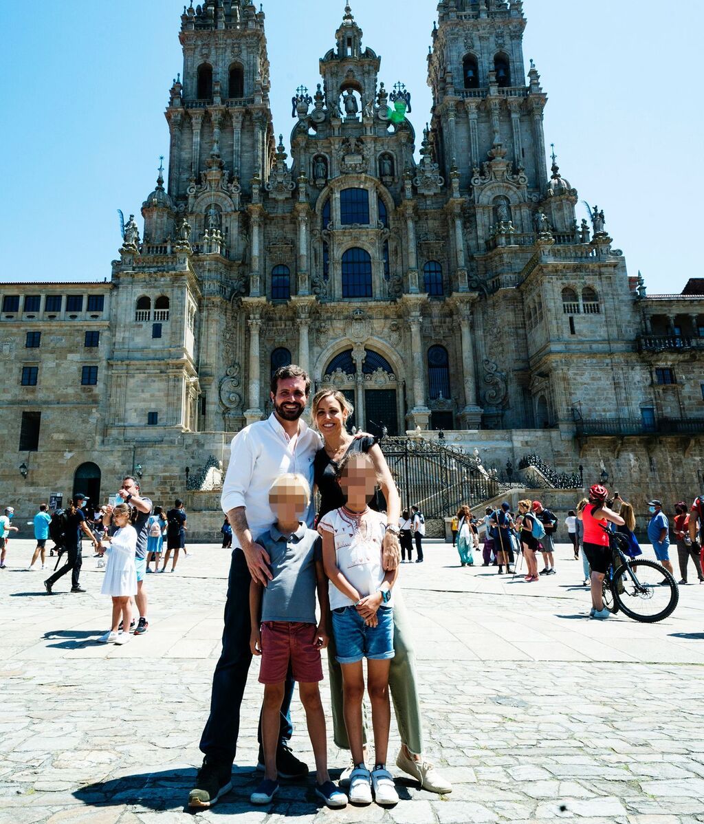 Pablo Casado posa ante la Catedral de Santiago junto a su mujer y sus dos hijos