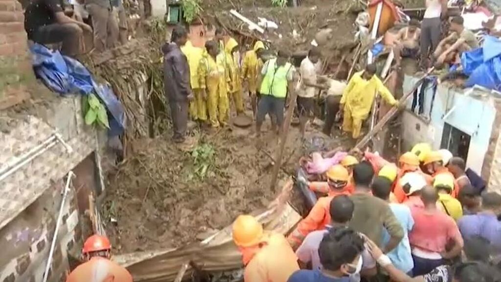 Una súbita lluvia torrencial deja 20 muertos en la ciudad india de Bombay: siguen buscando desaparecidos