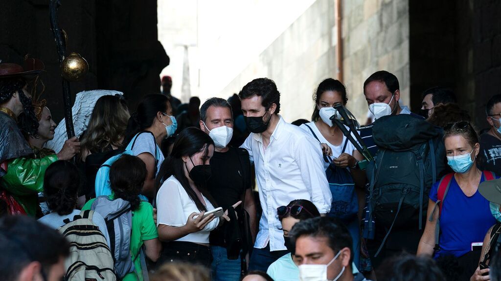 Pablo Casado asiste a la misa del peregrino y se fotografía con turistas en Santiago de Compostela Pablo Casado asiste a la misa del peregrino y se fotografía con turistas en Santiago de Compostela