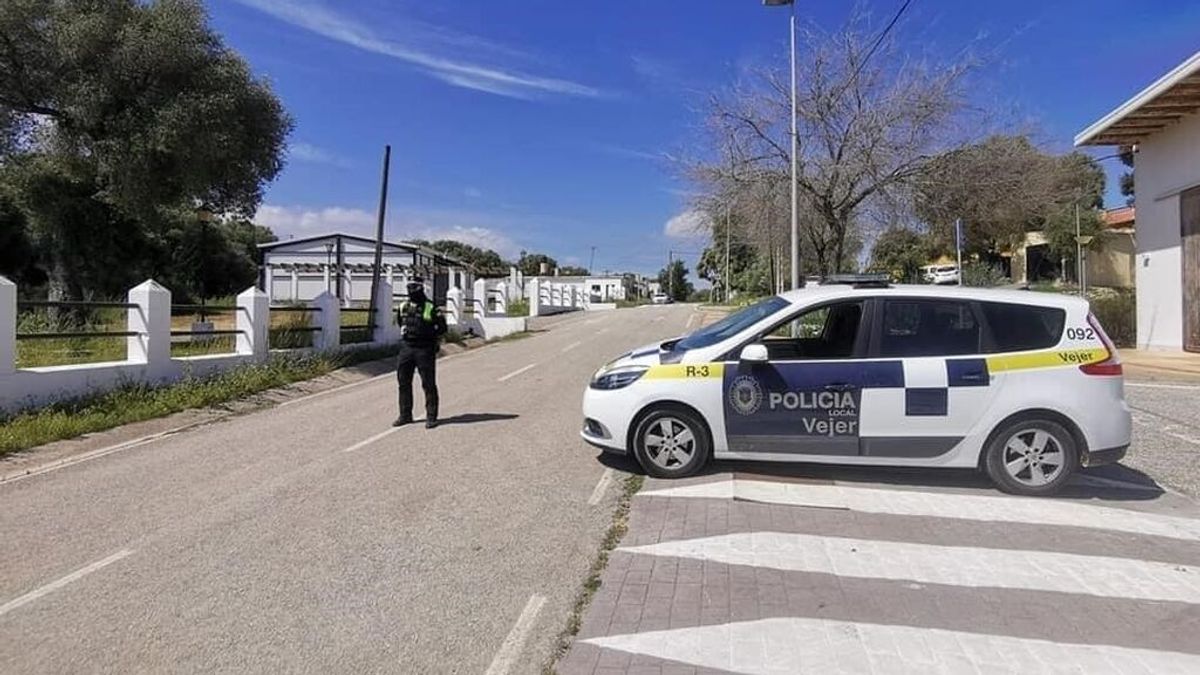 Desalojan una fiesta ilegal en Cádiz con más de 1.200 asistentes y sin medidas de seguridad Desalojan una fiesta ilegal en Cádiz con más de 1.200 asistentes y sin medidas de seguridad