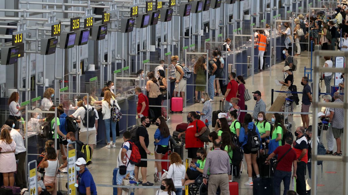 El fin de la restricciones en Reino Unido dispara las reservas de vuelos a España un 400 % El fin de la restricciones en Reino Unido dispara las reservas de vuelos a España un 400 %