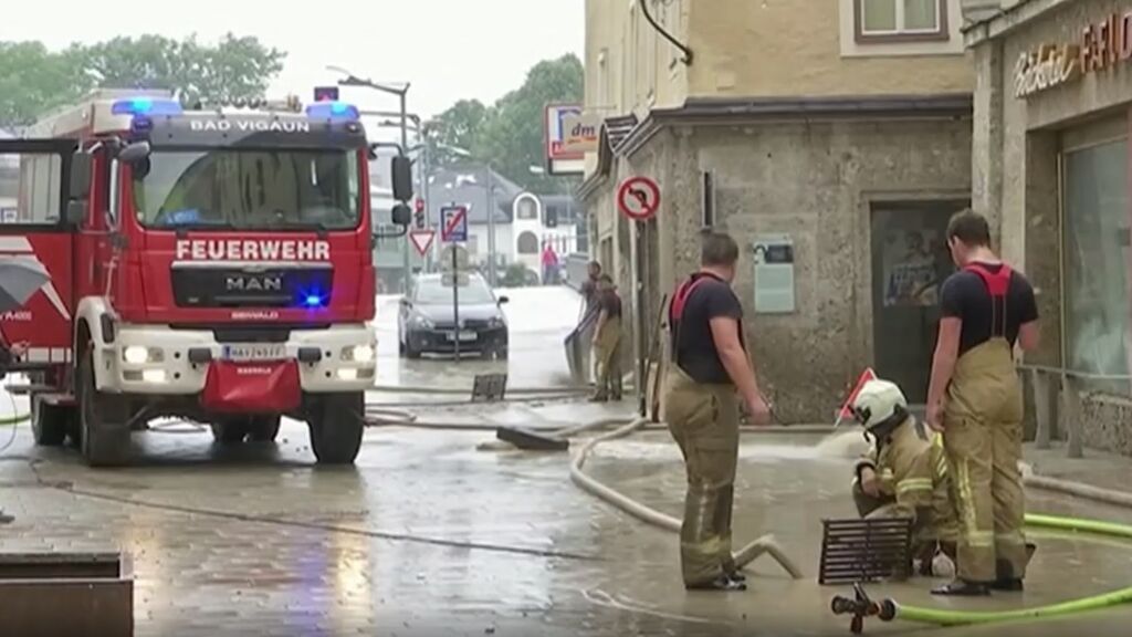 Una enorme riada arrasa el centro de la localidad austriaca de Hallein, en el estado de Salzburgo