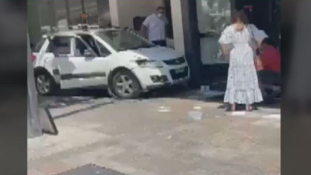 Un conductor atropella a varias personas sentadas en una terraza en Marbella