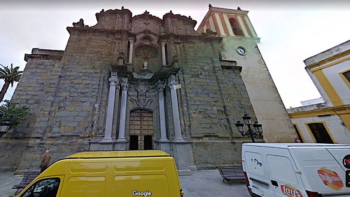 A Dios rogando y con el bizum dando: la iglesia de Cádiz que te pide un bizum para salvar sus vidrieras