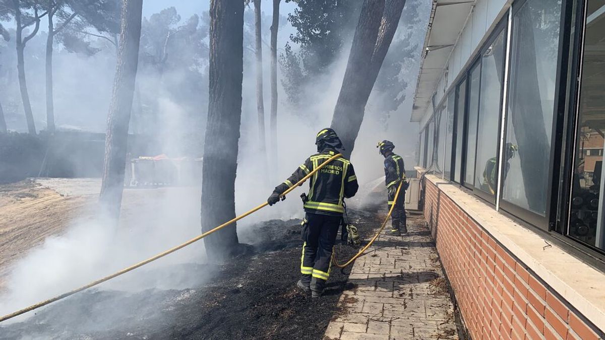 Un incendio de pastos provoca una columna de humo en Ciudad Universitaria visible en varios puntos de Madrid