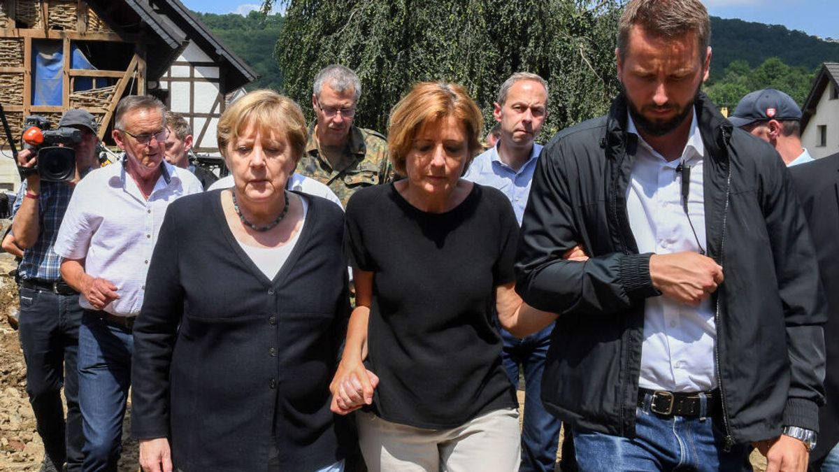 De la mano en las zonas arrasadas por las inundaciones: el gesto de Merkel con la socialdemócrata Malu Dreyer