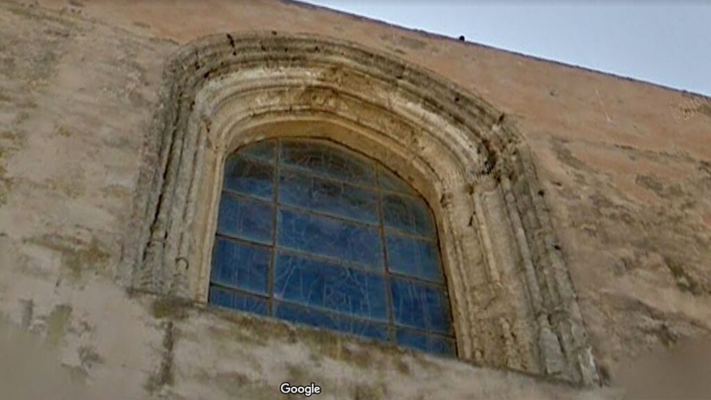 Una de las vidrieras afectadas