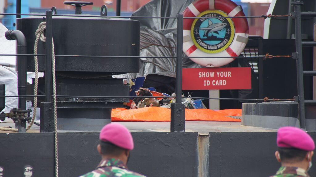 Mueren 15 personas al desaparecer 18 barcos por el fuerte oleaje en Indonesia