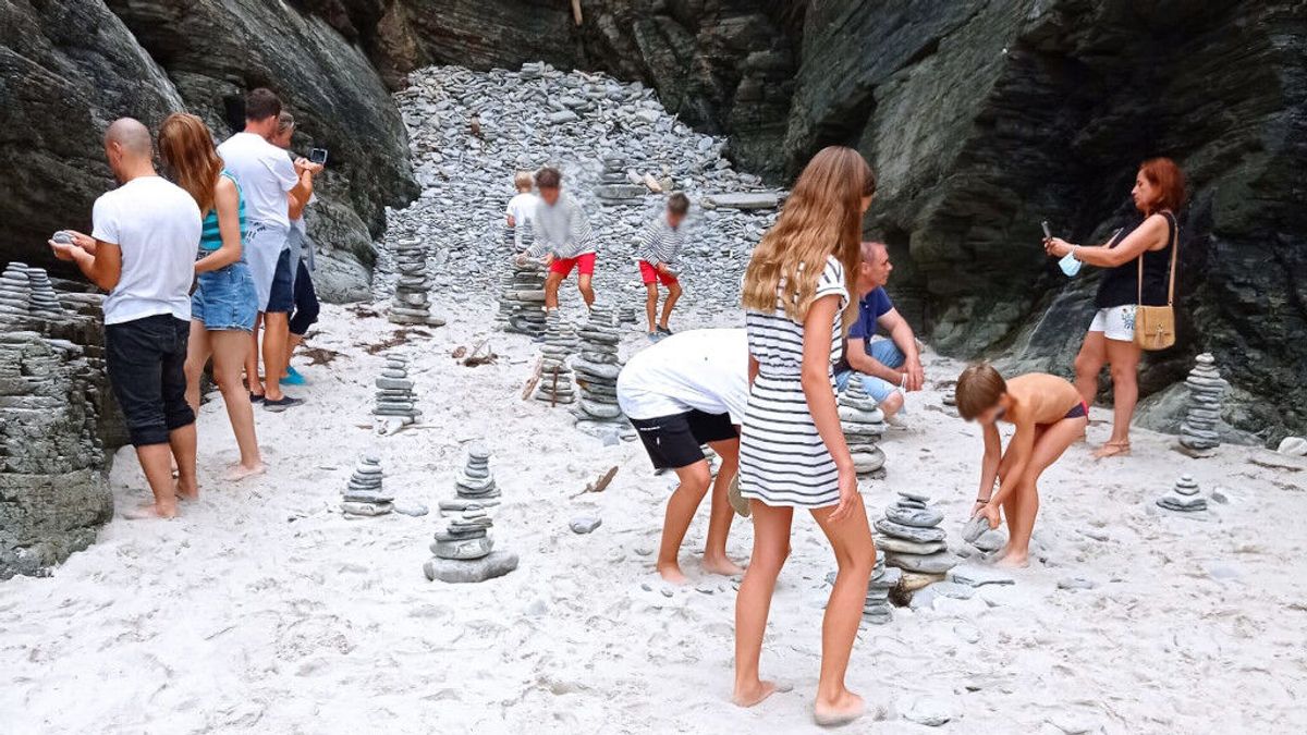 Amontonar piedras en la Playa de As Catedrais: una moda que daña el medioambiente Amontonar piedras en la Playa de As Catedrais: una moda que daña el medioambiente