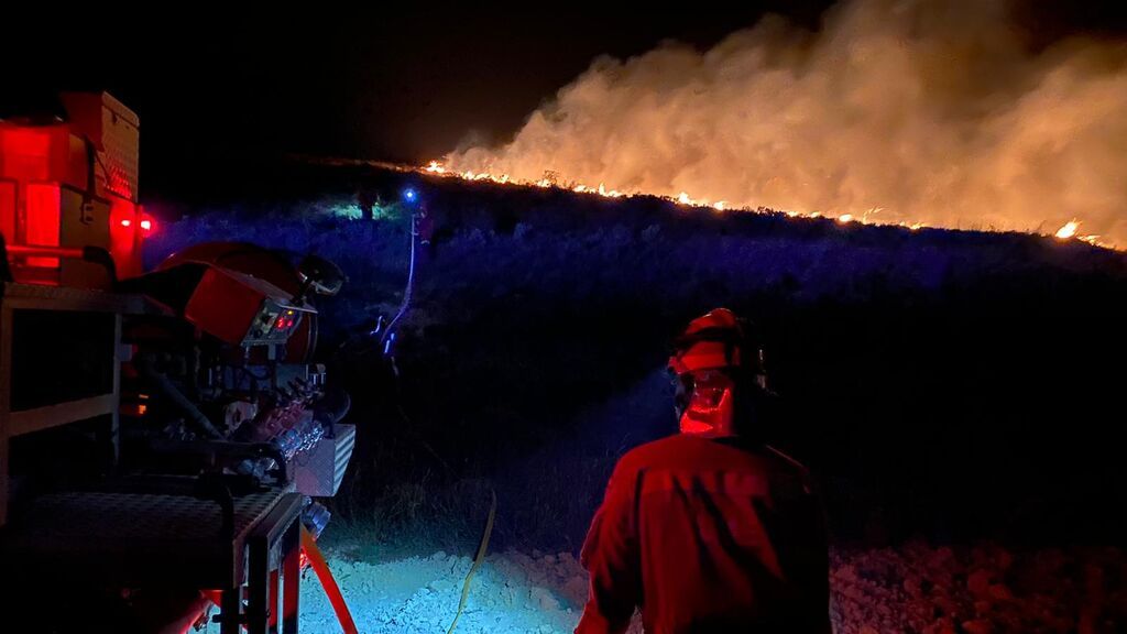 La Rioja pide ayuda a la UME para controlar un incendio que ha arrasado ya 200 hectáreas