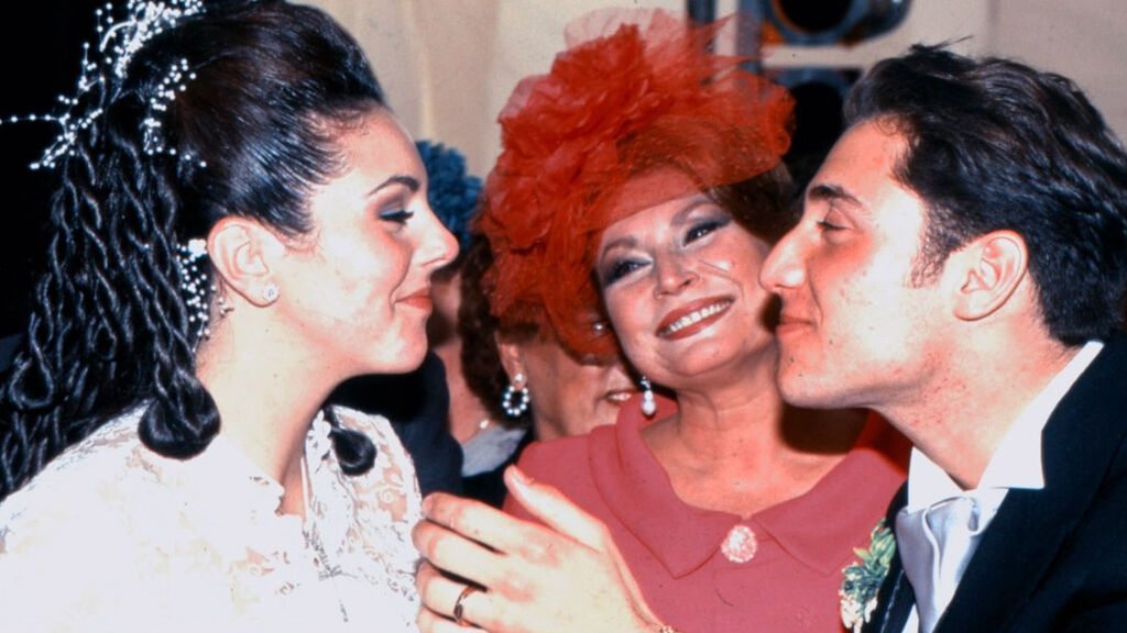 Rocío Jurado celebrando en Yerbabuena la boda de su hija Rocío Carrasco y Antonio David Flores