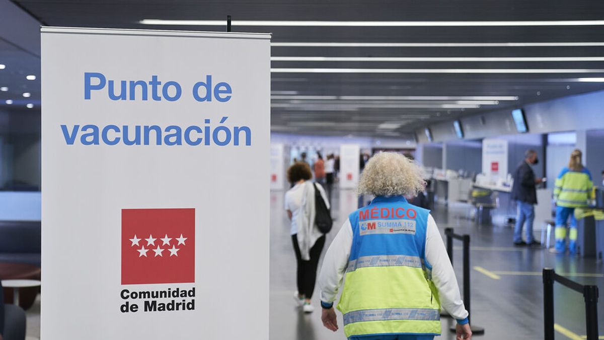 Madrid deja de citar para vacunar con Pfizer y retrasa segunda dosis "por falta de suministros" a pesar de haber almacenado viales Madrid deja de citar para vacunar con Pfizer y retrasa segunda dosis "por falta de suministros" a pesar de haber almacenado viales