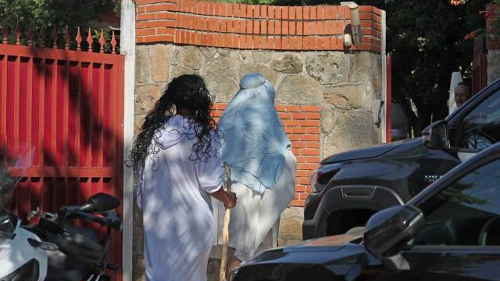Invitados disfrazados llegan a la fiesta de Paz Padilla