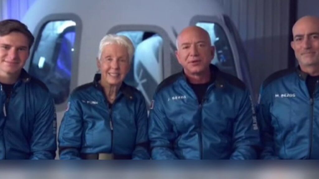 Jeff Bezos viaja al espacio junto a otras tres personas en el primer vuelo tripulado de Blue Origin