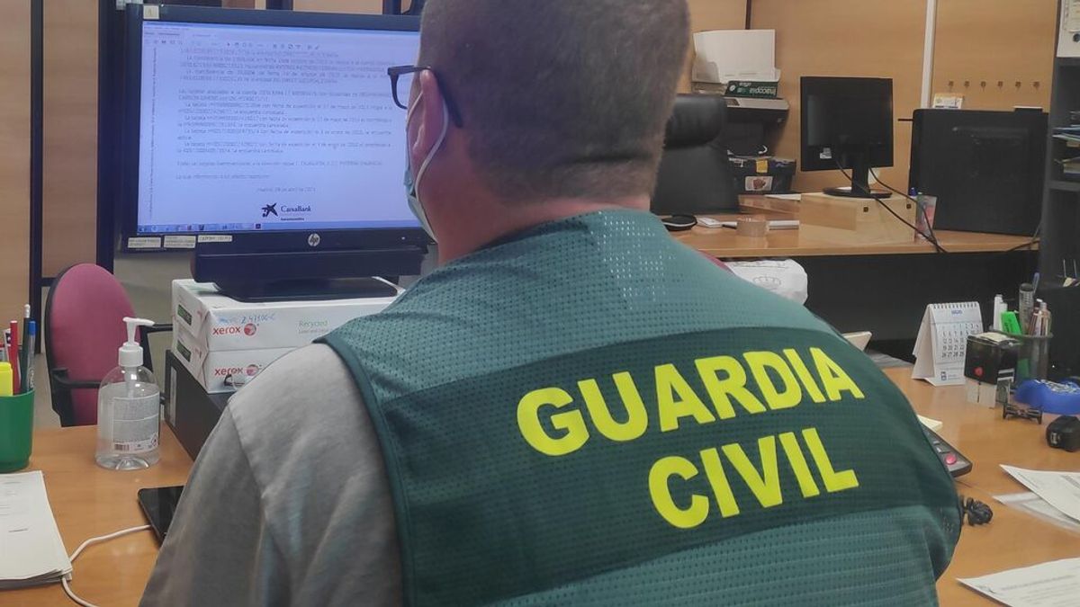 La Guardia Civil ha detenido a tres individuos por estafar supuestamente 120.000 € a una anciana La Guardia Civil ha detenido a tres individuos por estafar supuestamente 120.000 € a una anciana