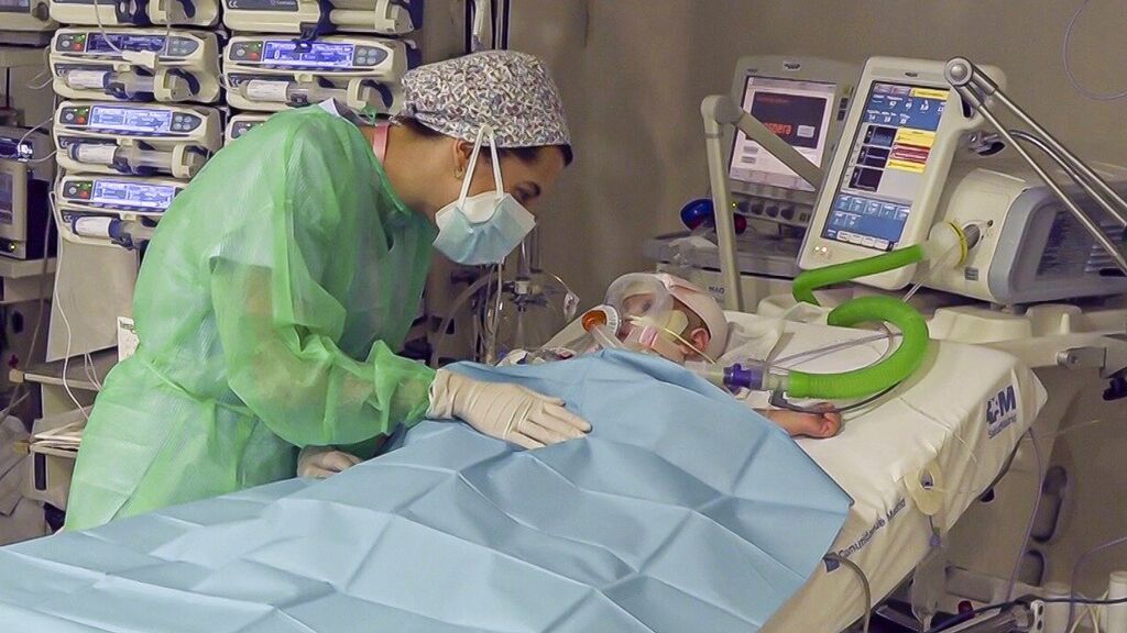 La pequeña Irene, atendida en el hospital