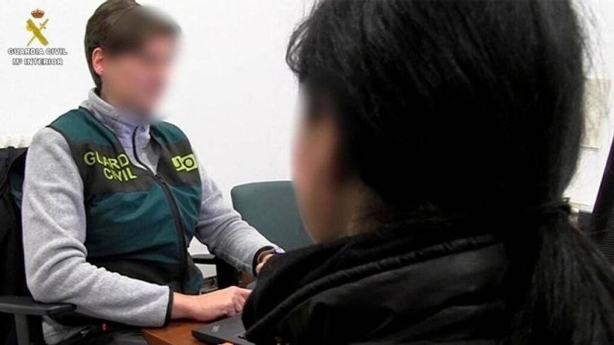 Seis investigados por estafar más de 18.000 euros a una mujer por el método del 'Lover Boy' Seis investigados por estafar más de 18.000 euros a una mujer por el método del 'Lover Boy'