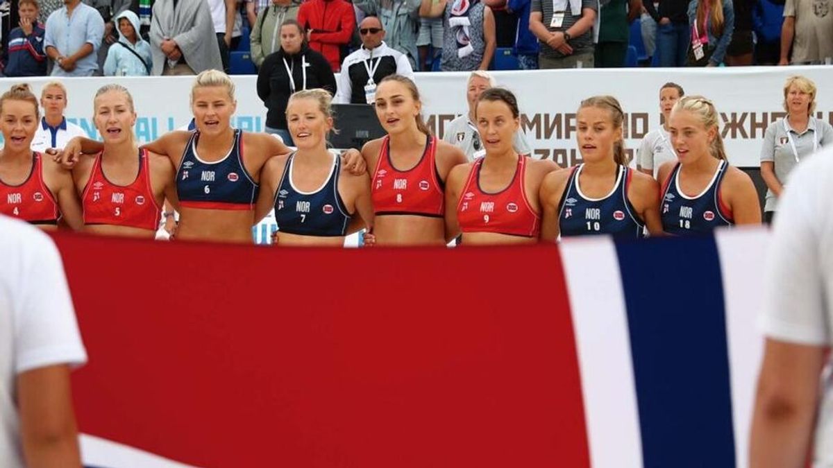 Las jugadoras noruegas de balonmano playa que se negaron a usar bikini han sido sancionadas por utilizar mallas Las jugadoras noruegas de balonmano playa que se negaron a usar bikini han sido sancionadas por utilizar mallas