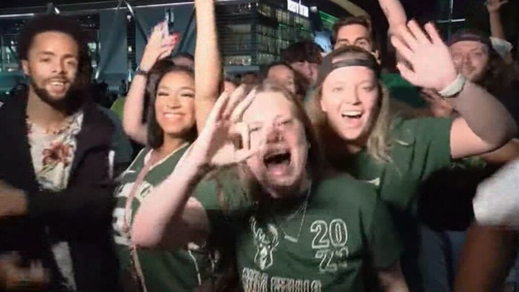 Sin mascarilla ni distancia social: los fans de los Bucks se desmadran para celebrar el título de la NBA