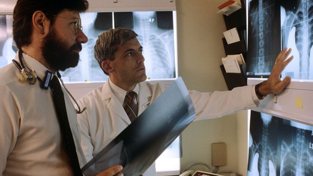 Un médico de Baltimore muestra con radiografías que las vacunas funcionan aún si te contagias de coronavirus Un médico de Baltimore muestra con radiografías que las vacunas funcionan aún si te contagias de coronavirus