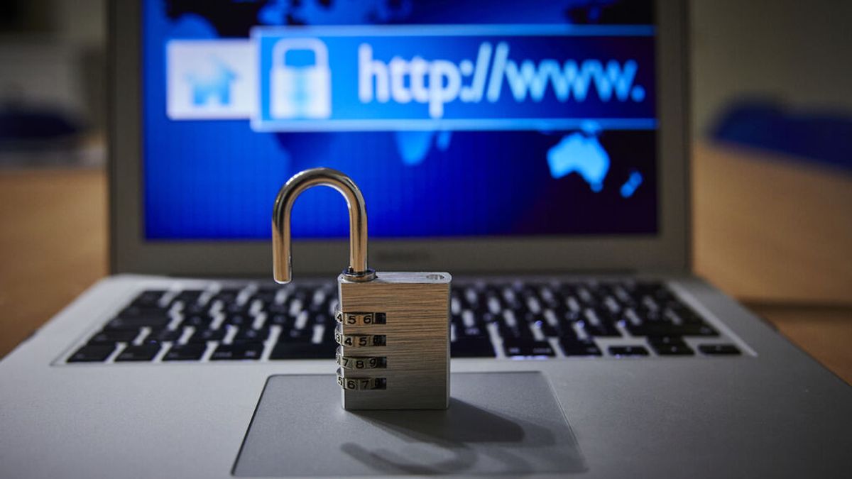 Detenido en la localidad malagueña de Estepona un británico por hackear más de 130 cuentas de Twitter de famosos Detenido en la localidad malagueña de Estepona un británico por hackear más de 130 cuentas de Twitter de famosos
