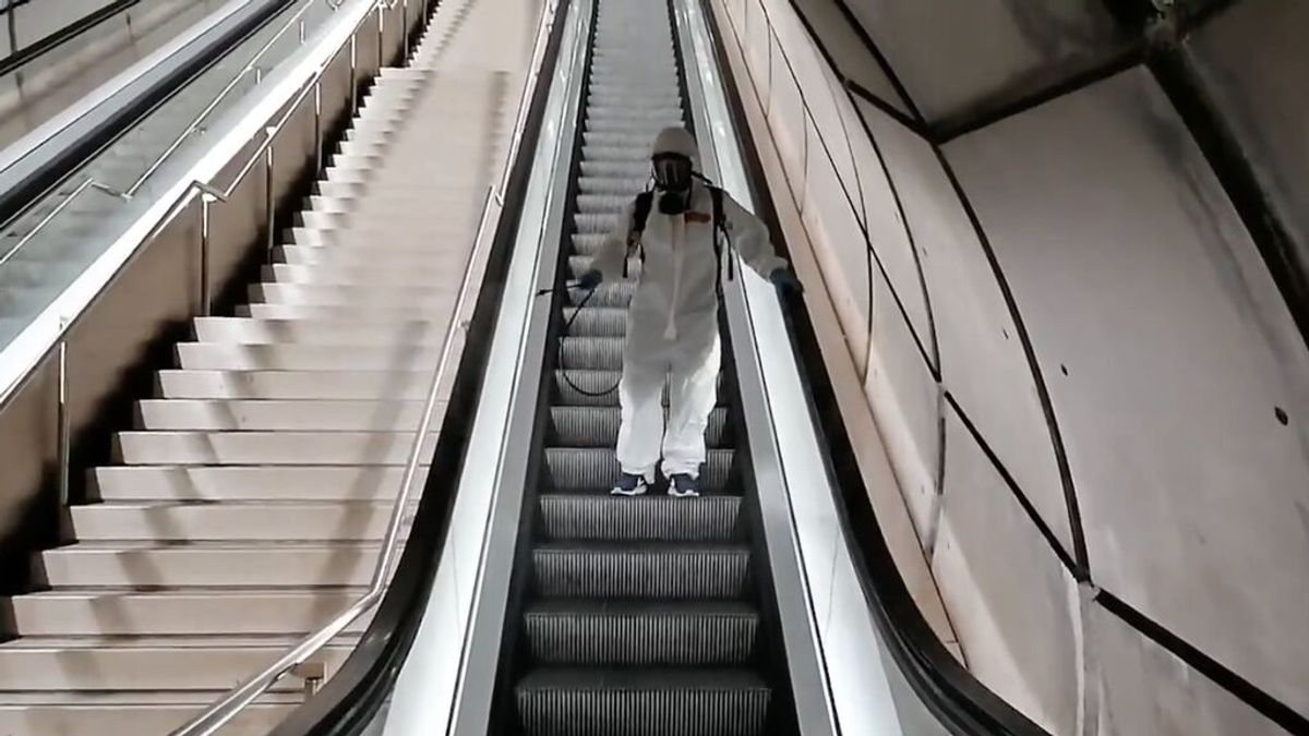El método de desinfección de las escaleras del metro de Bilbao ha desatado las risas en redes: "El trabajador más eficaz"