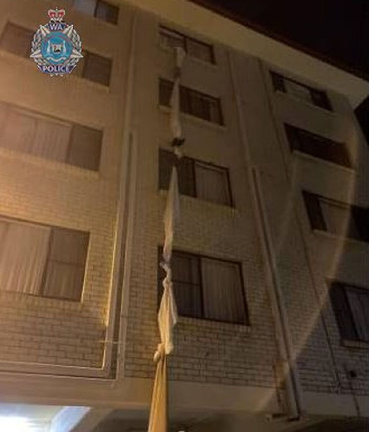 Ata sábanas para escaparse del cuarto piso del hotel en el que estaba confinado por la policía en Australia