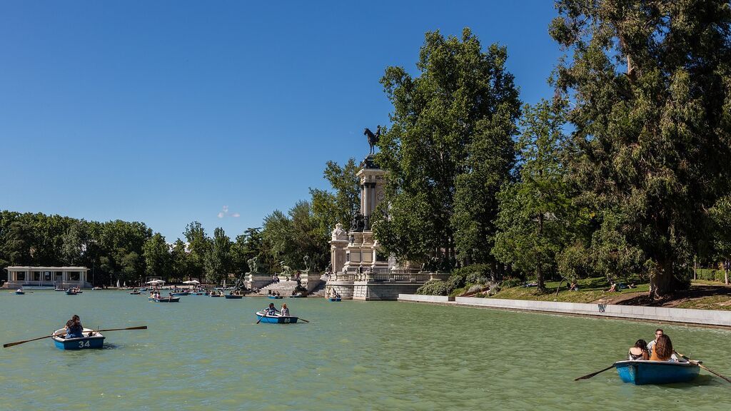 Barcas en el gran estanque del Retiro, en Madrid.