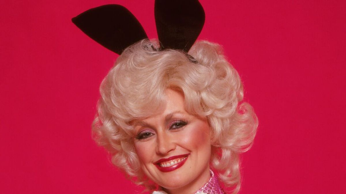 Dolly Parton sorprende a su marido vestida de conejito de Playboy, 43 años después de su portada Dolly Parton sorprende a su marido vestida de conejito de Playboy, 43 años después de su portada