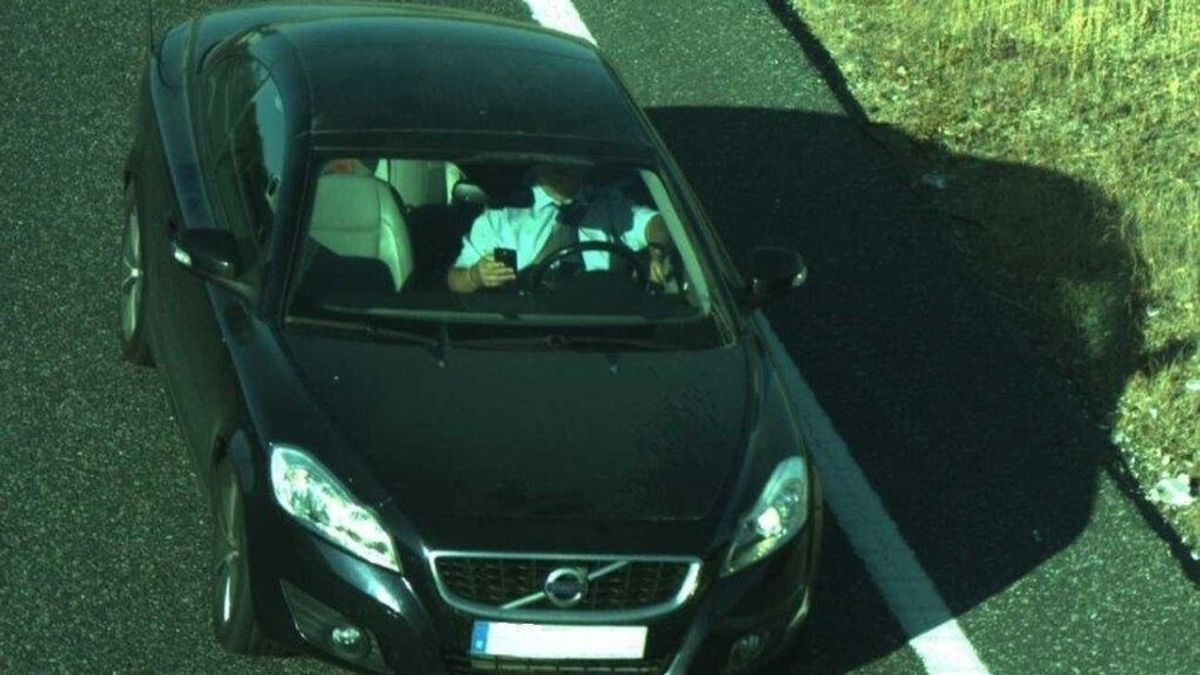 Usar el móvil y conducir con chanclas, las infracciones de tráfico más frecuentes en verano Usar el móvil y conducir con chanclas, las infracciones de tráfico más frecuentes en verano