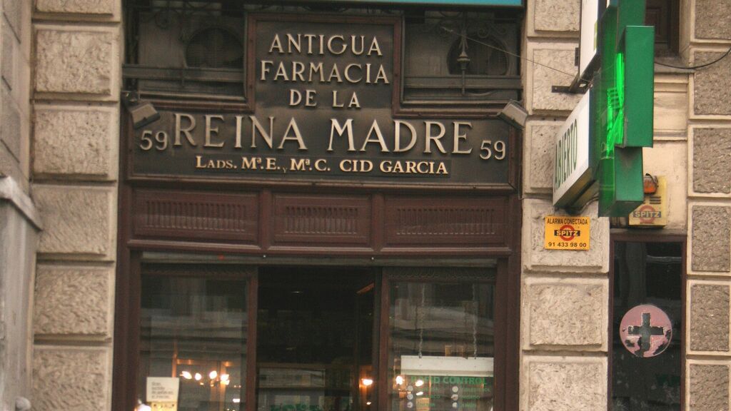 Cartel de una farmacia histórica del centro de la capital.