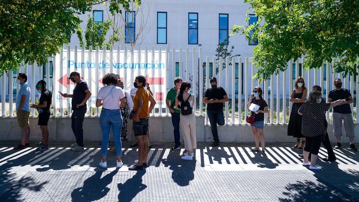 Madrid afirma que tiene el mismo número de vacunas almacenadas que Andalucía, y que pone el 92% de las que recibe Madrid afirma que tiene el mismo número de vacunas almacenadas que Andalucía, y que pone el 92% de las que recibe