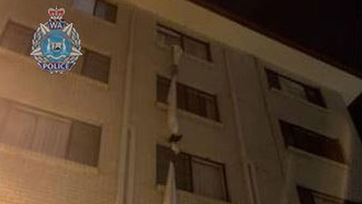 Detienen a un hombre en Australia por escapar de la cuarentena con sabanas atadas desde un cuarto piso Detienen a un hombre en Australia por escapar de la cuarentena con sabanas atadas desde un cuarto piso